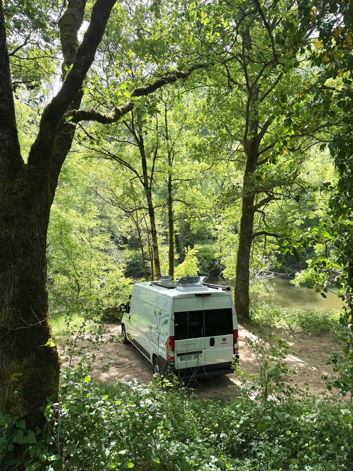 Vue en plongée du Neptune près d'une rivière