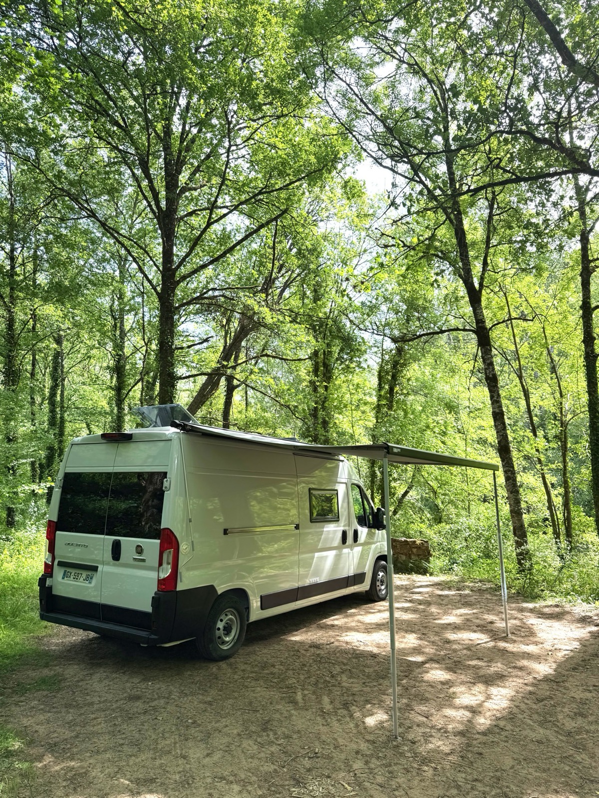 Store Fiamma F45s déployé en pleine nature