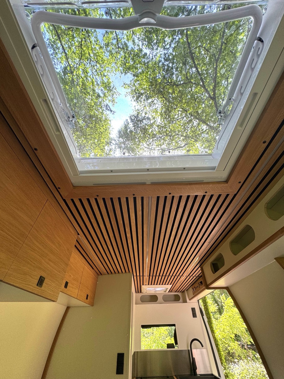 Plafond acoustique WoodUpp en chêne et lanterneau